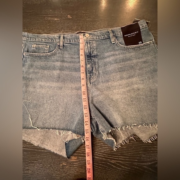 BANANA Republic Mid Rise, Light Wash Denim Shorts with Frayed Hem, Size 20. - Picture 5 of 10
